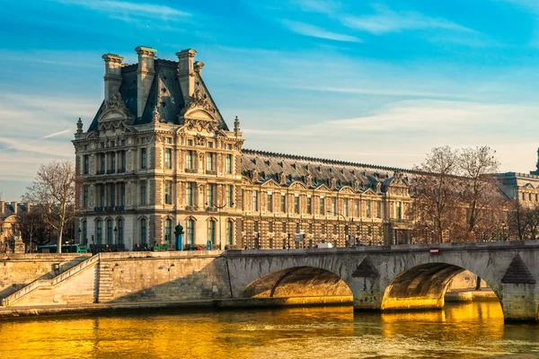 Museu do Louvre e Pont ses Arts, Paris - França — Fotografia de Stock