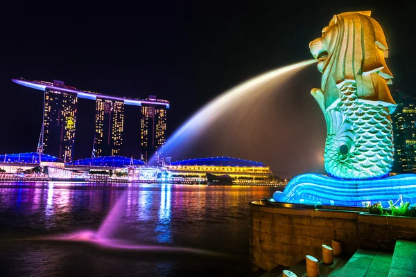 La fontana di Merlion e Marina Bay Sands, Singapore . — Foto Stock