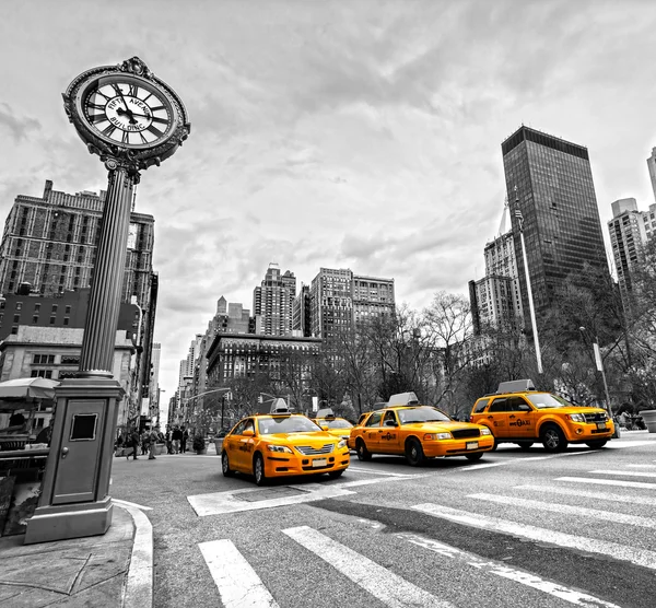 Gele taxi's op 5th avenue — Stockfoto