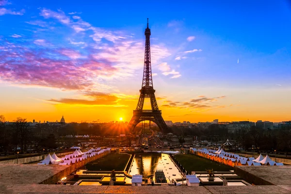 Eiffelturm bei Sonnenaufgang, Paris. — Stockfoto