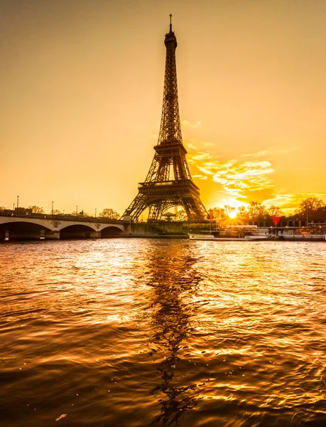 Eiffeltoren bij zonsopgang, Parijs. — Stockfoto