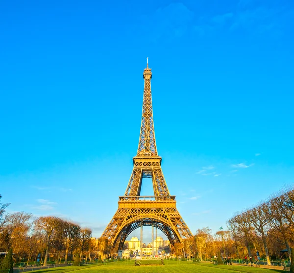 Torre Eiffel al amanecer, París . — Foto de Stock