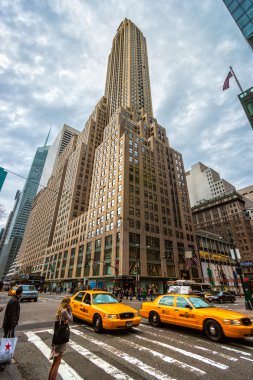 sarı taksiler üzerinde 21 Temmuz 2012 tarihinde 5th avenue new york, ABD.