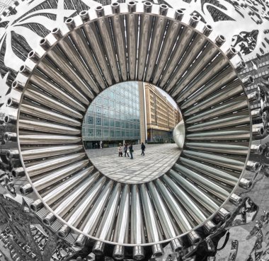 Institut du monde arabe fil heykeli ile görünüm