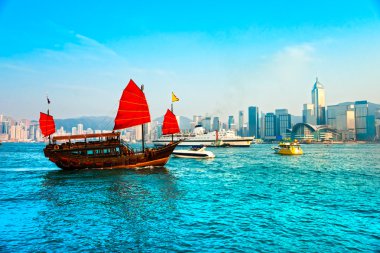 gün batımında Hong kong Limanı.