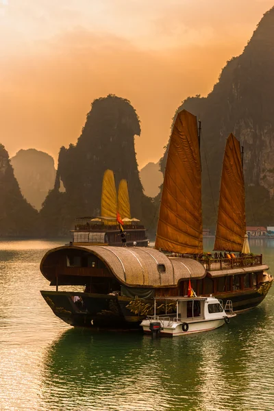 Halong bay, vietnam. UNESCO Dünya Mirası. — Stok fotoğraf