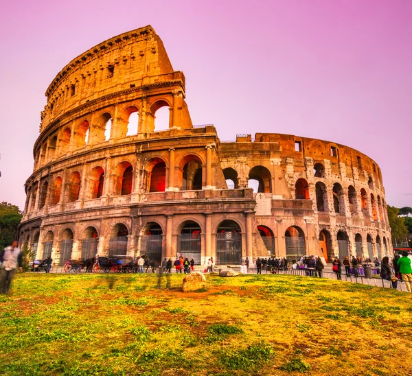 El majestuoso Coliseo, Roma, Italia . — Foto de Stock