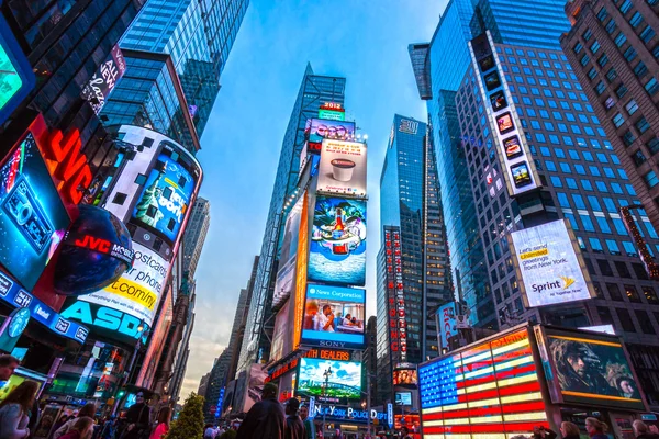 Times square, skisserat med broadway-teatrar och animerade led skyltar — Stockfoto