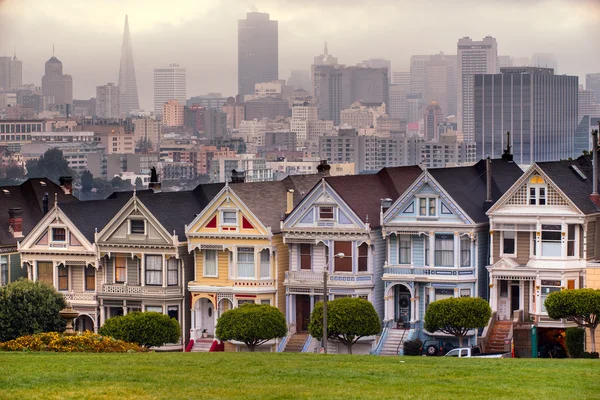 The Painted Ladies of San Francisco, California sit glowing amid — Stock Photo, Image