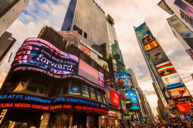 Times Meydanı, broadway tiyatroları ile özellikli