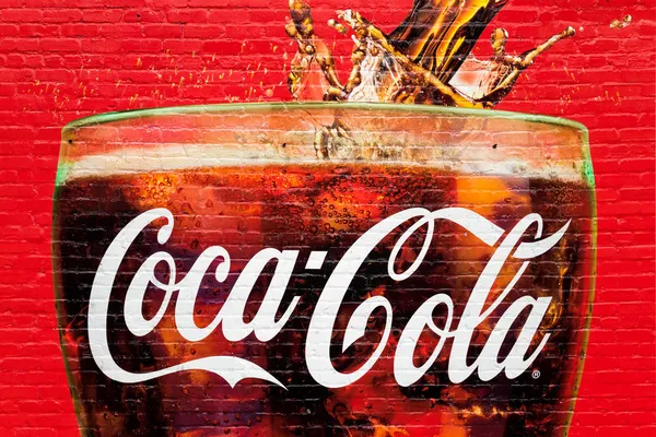A glass full of Coca Cola — Stock Photo, Image