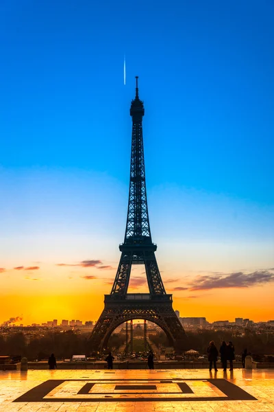 Eiffel tower at sunrise, Paris. — Stock Photo, Image