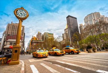 5th avenue üzerinde sarı taksiler