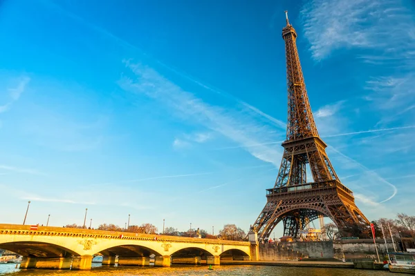 Tour Eiffel au lever du soleil, Paris . — Photo