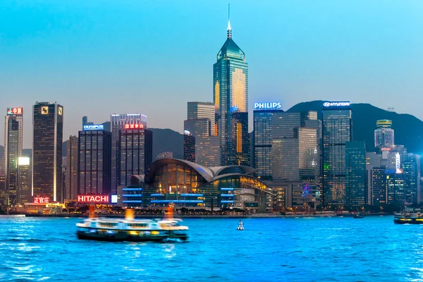 Вид на современные небоскребы в центре Гонконга — стоковое фото