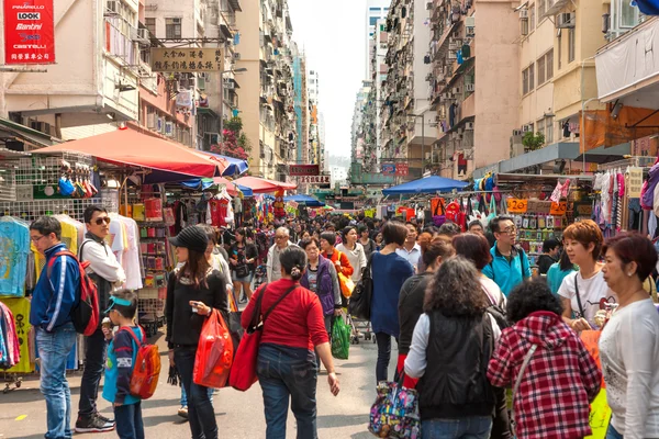 Compradores y visitantes se agolpan en una calle comercial —  Fotos de Stock