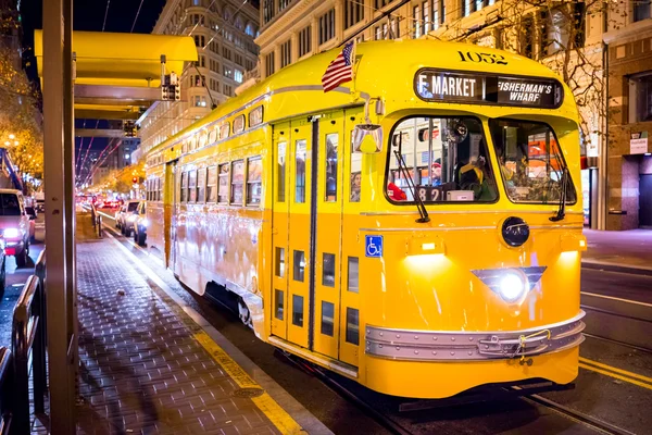 F Market e Wharves rail line on Dec 16, 2013 in San Francisco. — Stock Photo, Image