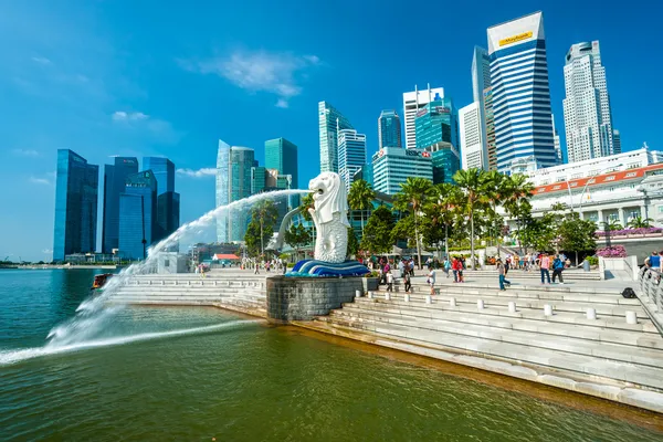 Merlion çeşme ve marina bay sands, Singapur. — Stok fotoğraf