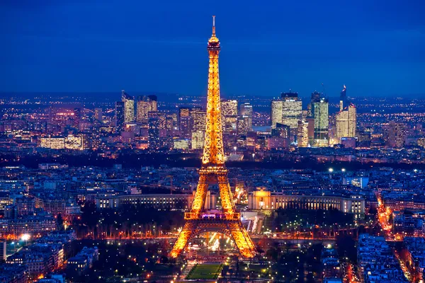 Lighting the Eiffel Tower — Stock Photo, Image