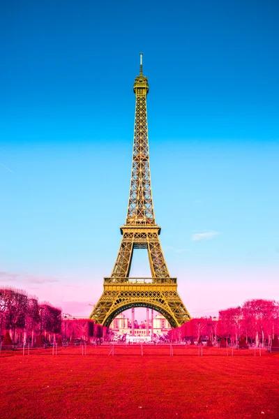 Wieża Eiffla z podziałką flaga francuski, Paryż. — Zdjęcie stockowe