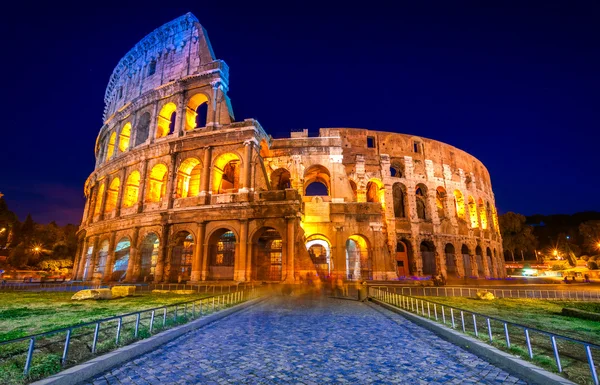 A fenséges Colosseum, Róma, Olaszország. — Stock Fotó