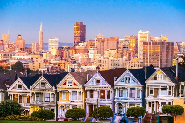 The Painted Ladies of San Francisco, California sit glowing amid — Stock Photo, Image