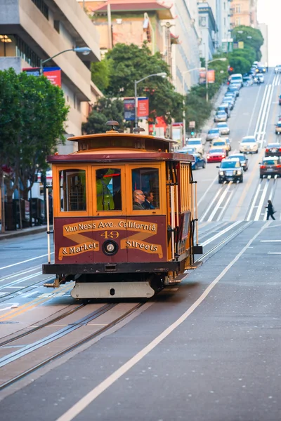 San Francisco, USA - 16. Dezember: Passagiere genießen eine Fahrt in einem — Stockfoto