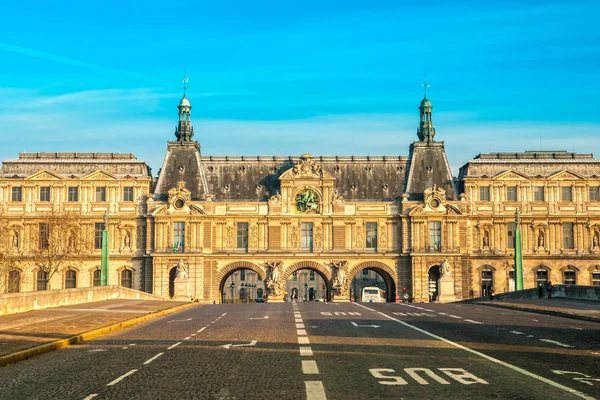 Louvre Müzesi ve pont ses sanatları, paris - Fransa — Stok fotoğraf