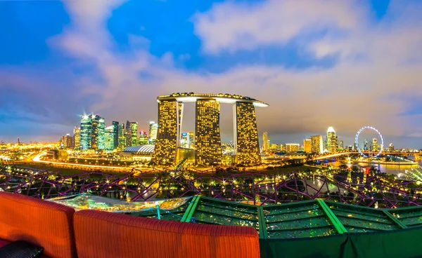 Singapur şehri gün batımında ufuk çizgisi. — Stok fotoğraf