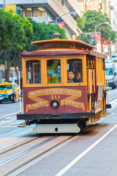 SAN FRANCISCO, USA - DECEMBER 16: Passengers enjoy a ride in a c — Stock Photo, Image