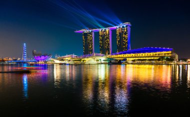 Singapur şehri gün batımında ufuk çizgisi.