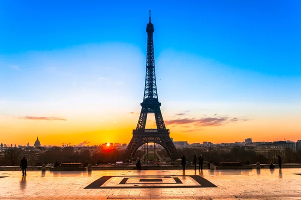 Eiffelturm bei Sonnenaufgang, Paris. — Stockfoto