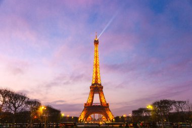 Paris - Aralık 05: 05 Aralık 2 Eyfel Kulesi ışıklandırma