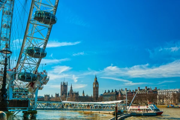 Londyn - 19 marca: london eye, wzniesiony w 1999, jest olbrzymi — Zdjęcie stockowe