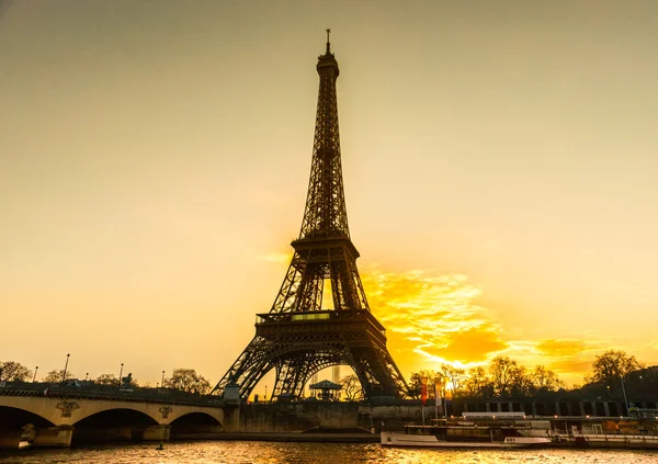 Eiffeltornet på sunrise, paris. — Stockfoto