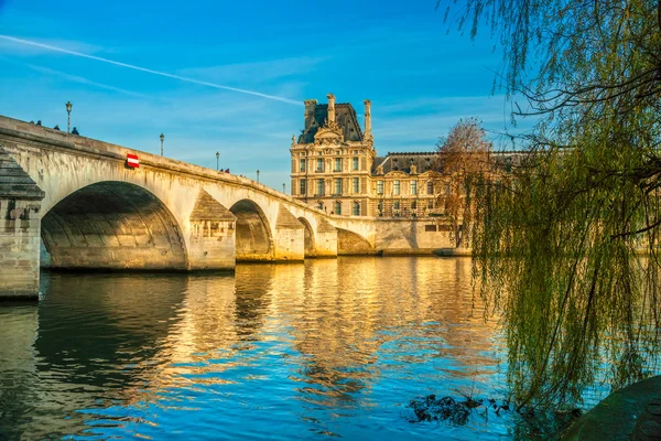 Louvre museum och pont ses arts, paris - Frankrike — Stockfoto