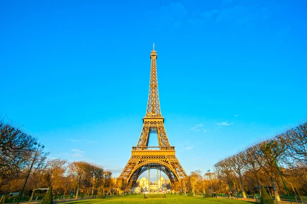 Eiffel tower at sunrise, Paris. — Stock Photo, Image