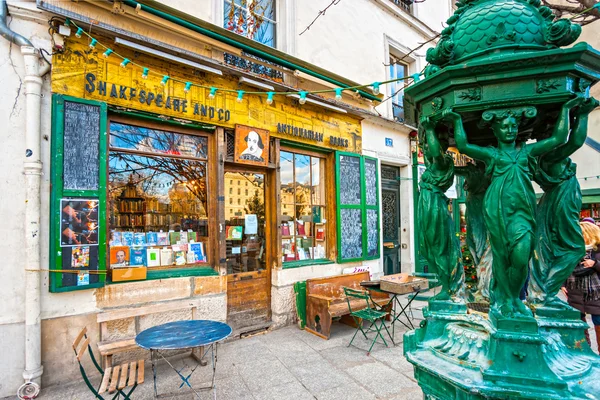 ПАРИЖ-ДЕКАБРЬ 11: Книжный магазин "Шекспир и Ко". — стоковое фото