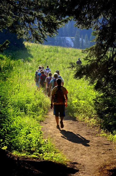 Kızlar peşinde hiking — Stok fotoğraf