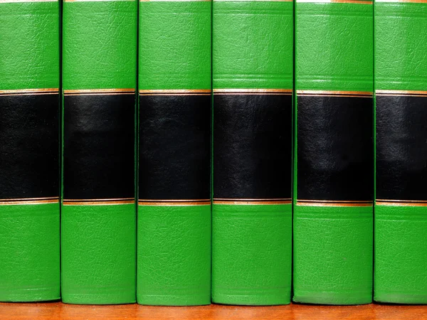 Livros verdes na prateleira — Fotografia de Stock
