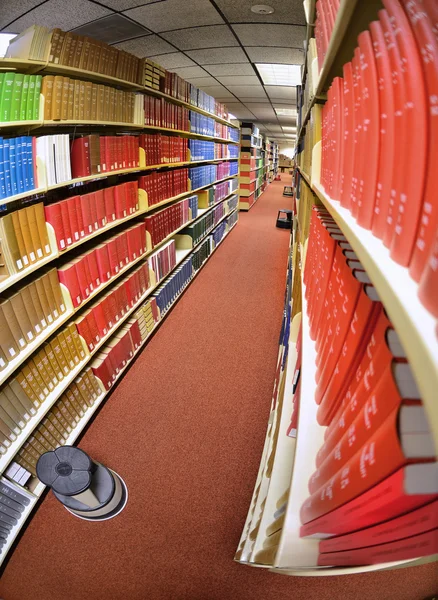 Bücher in der Bibliothek — Stockfoto