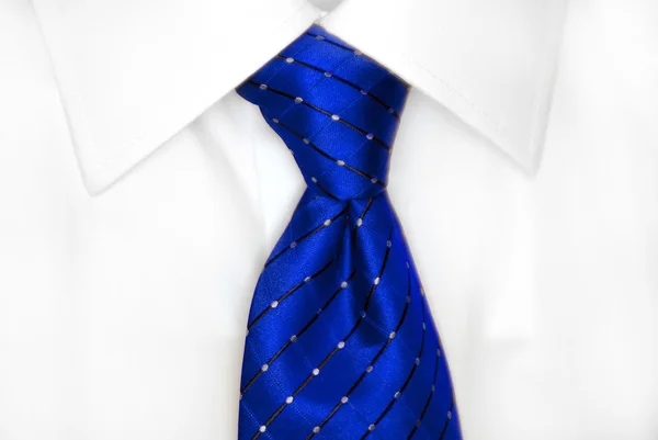 Bílá mikina modrá hedvábná kravata — Stock fotografie