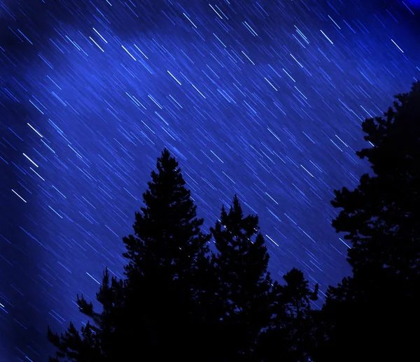 Csillagos ösvények az éjszakai égbolton — Stock Fotó