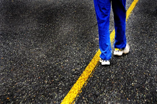 Caminando por el camino — Foto de Stock