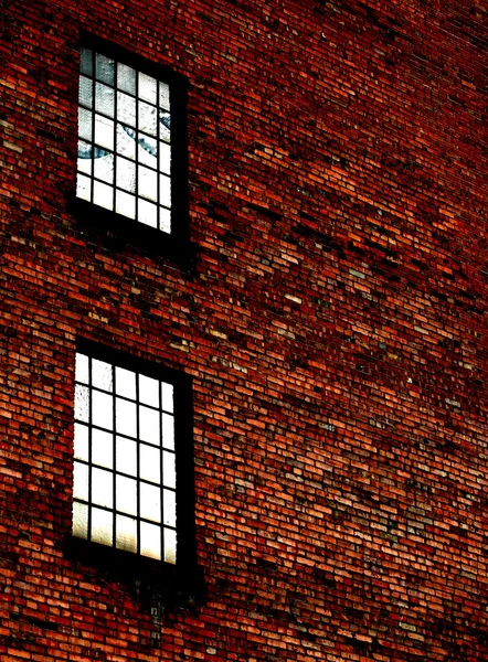 Detalj av tegelvägg med windows — Stockfoto