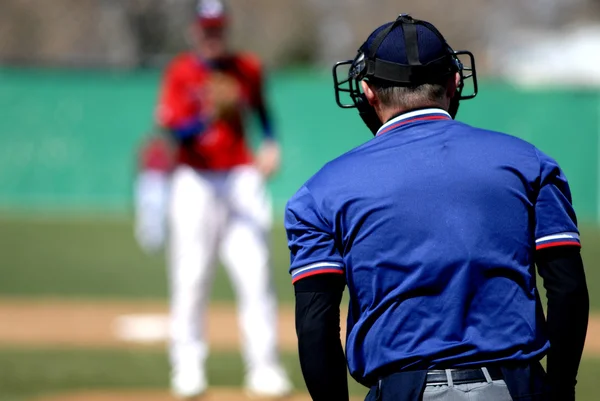 Lanzador de béisbol y árbitro —  Fotos de Stock