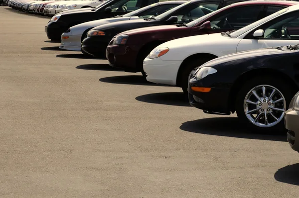 Coches en el estacionamiento de coches —  Fotos de Stock