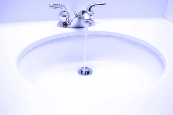 Lavabo de baño con agua corriendo — Foto de Stock