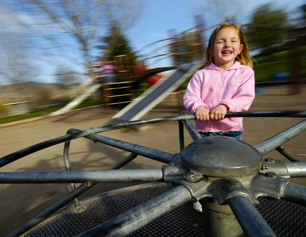 Menina brincando no parque — Fotografia de Stock