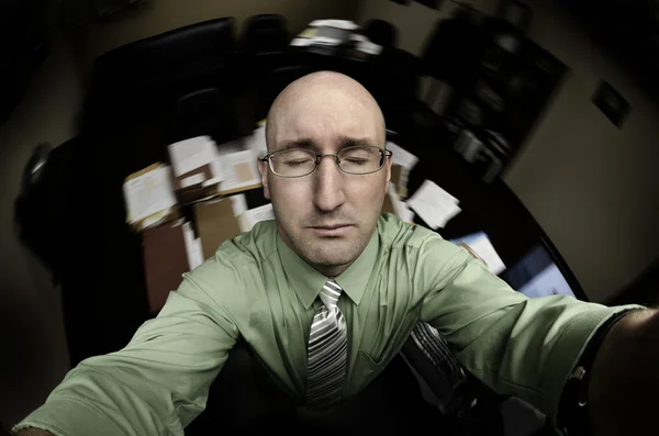 Mannen i office söker hjälp — Stockfoto
